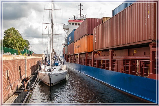 Sportboote in der alten Schleuse in Kiel-Holtenau