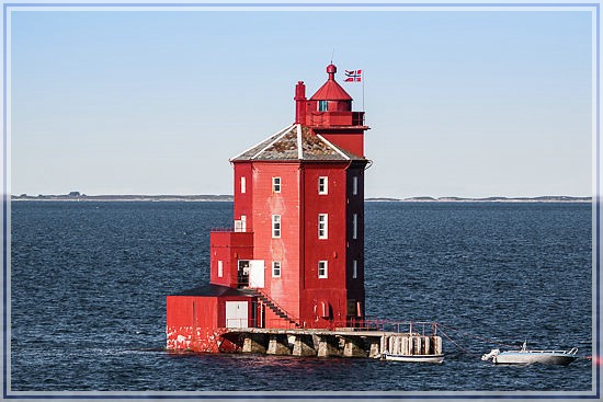 Der Leuchtturm Kjeungskjaer an der norwegischen Küste